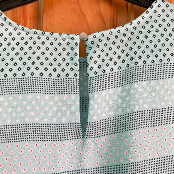 Vince Camuto women’s size small cute blue patterned top with side tie accent - Picture 4 of 8